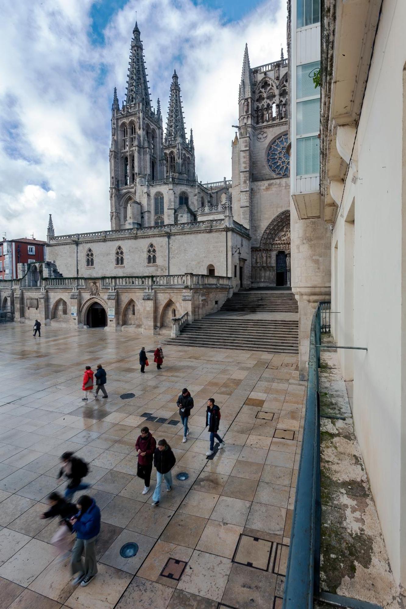 Cinco Balcones A La Catedral By Unique Burgos